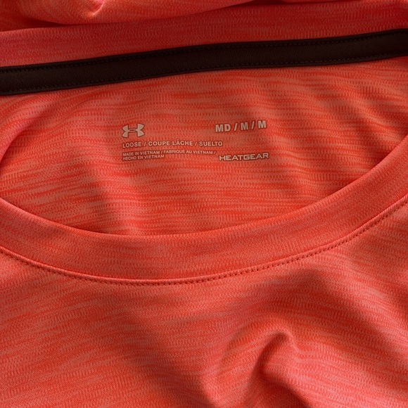 Under Armour loose heatgear t-shirt size M🥰🥰 - Picture 3 of 3